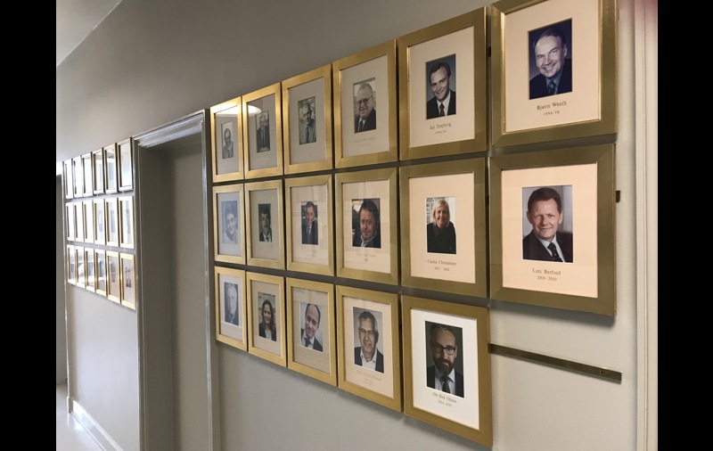 Galleriet af ministerportrætter på gangen i Transportministeriet