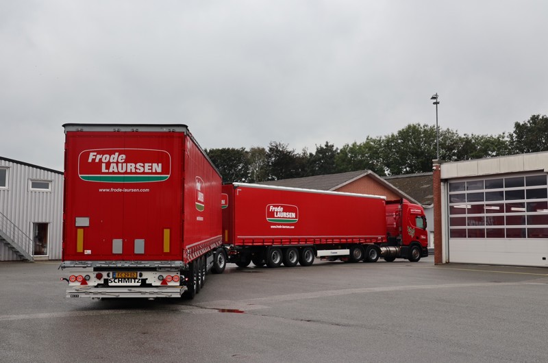 En lastbil med dobbelttrailer