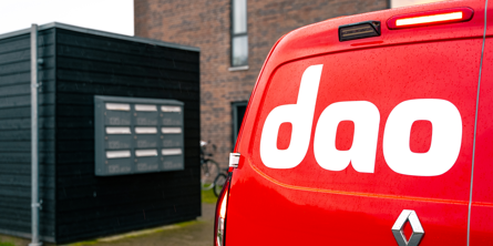 Foto af et postkasseanlæg, hvor man kan se en dao-bil holde foran