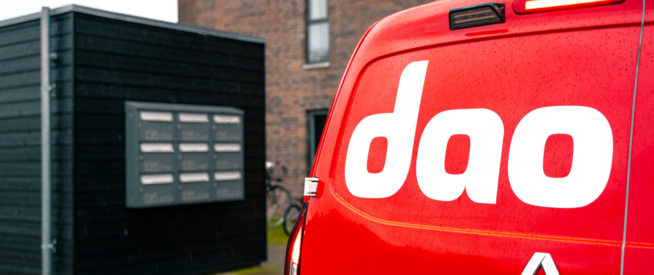 Foto af et postkasseanlæg, hvor man kan se en dao-bil holde foran