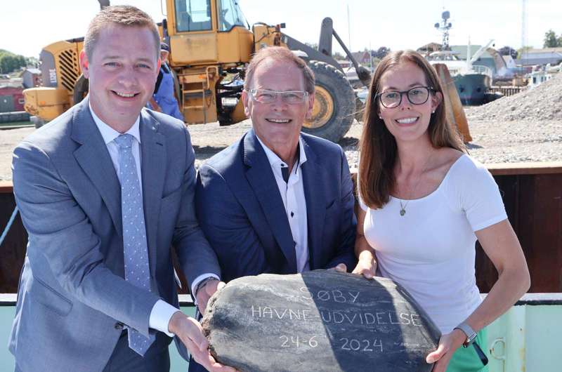 Transportminister Thomas Danielsen, Erling Bonnesen (V) og Mai Mercado (K) i Søby Havn
