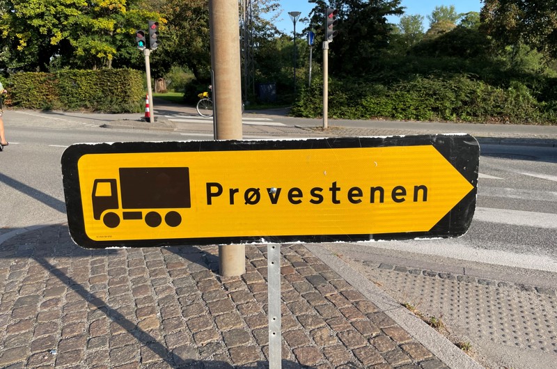 Vejskilt, der viser til Prøvestenen
