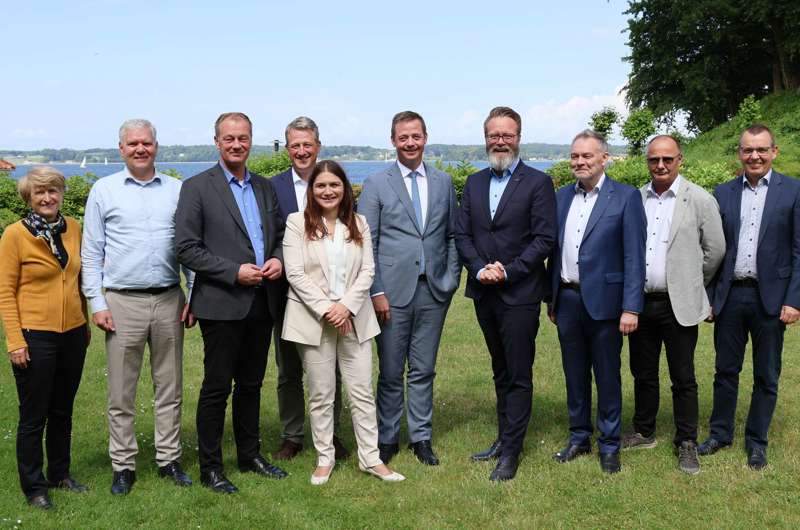 Deltagerne på mødet i Dansk-Tysk Transportkommission fotograferet samlet udendørs.