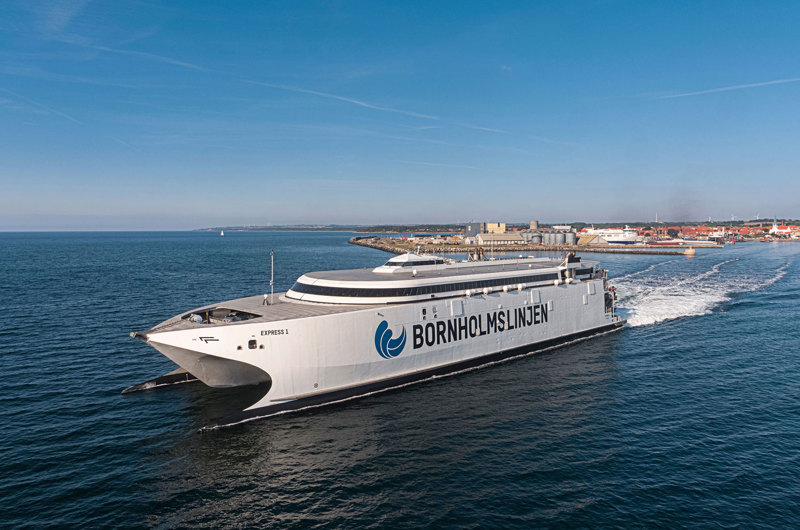 Express1 på vej ud ad havnen i Rønne