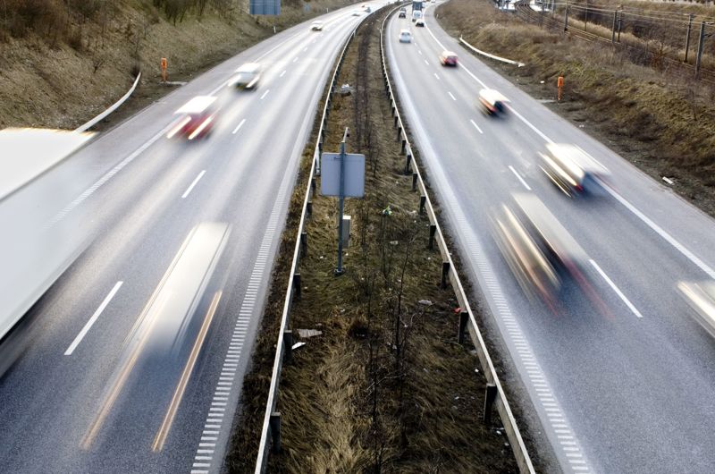 Biler kører på en sekssporet motorvej