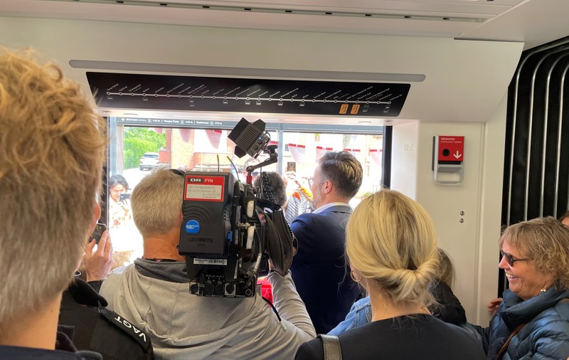 Transportminister Trine Bramsen og pressen ved åbningen af Odense Letbane