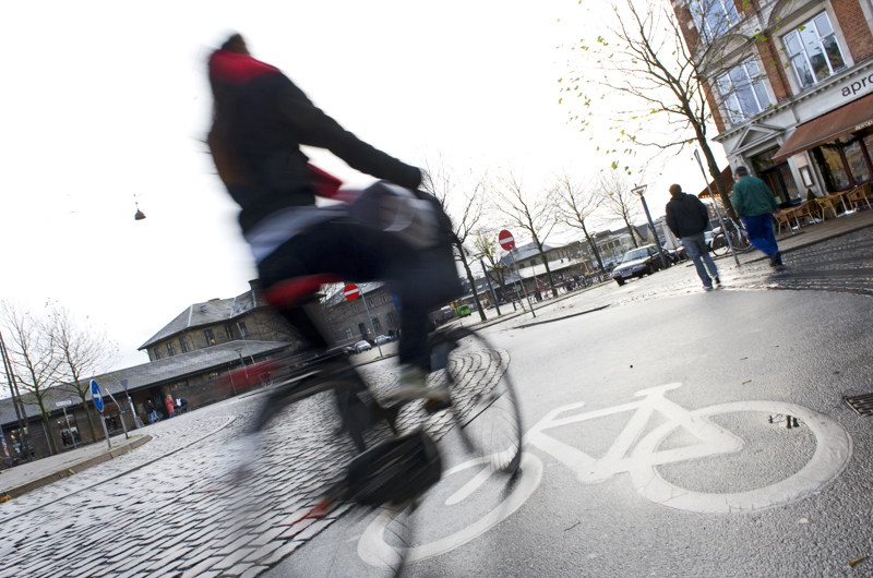 En cyklist kører på den afmærkede cykelsti i en rundkørsel på Vesterbro i København.