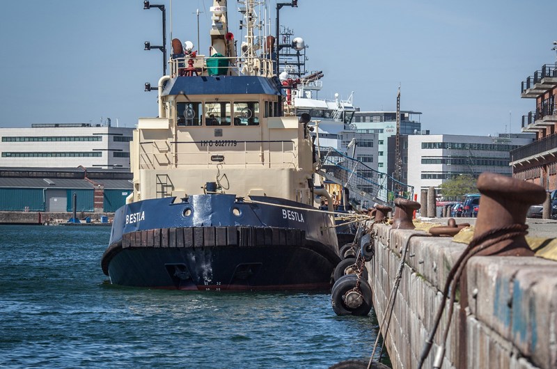 Skib, der ligger til kaj i havn.