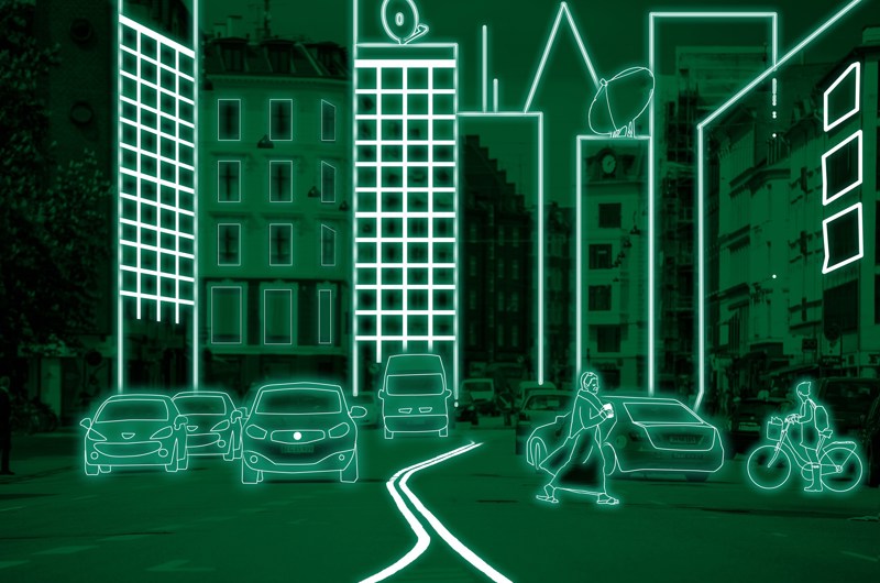 Et billede af boligblokke og trafik, med et grønt filter over og i forgrunden er der tegnet biler, en fodgænger og en cyklist med lysende grønne streger.