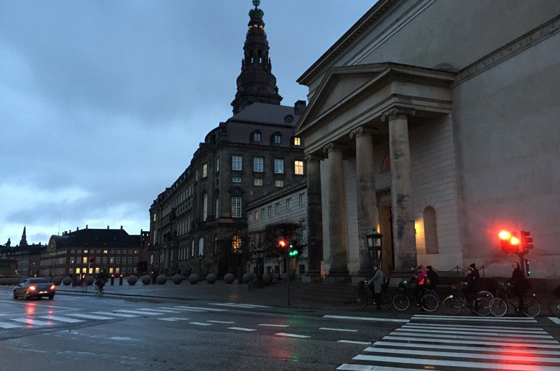 Christiansborg set fra Stormgade en tidlig vintermorgen i halvmørke