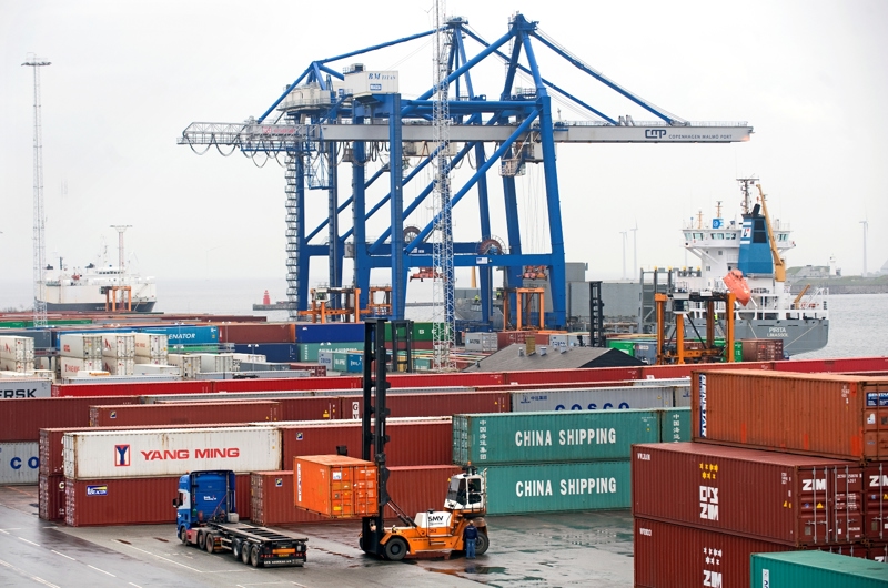 Containere på kajen i en havn