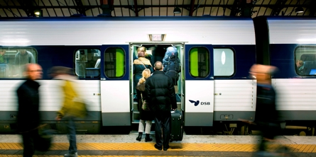 DSB-tog holder på Københavns Hovedbanegård, imens passagererne går ombord.