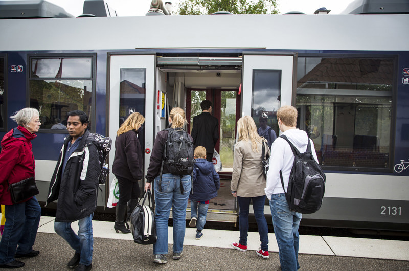 Passagerer stiger af og på et af Lokaltogs tog