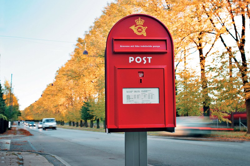 Rød postkasse i gadebillede