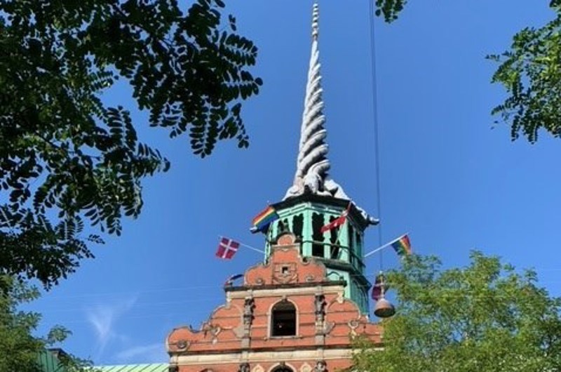Regnbueflaget er hejst på Børsen sammen med Dannebrog.