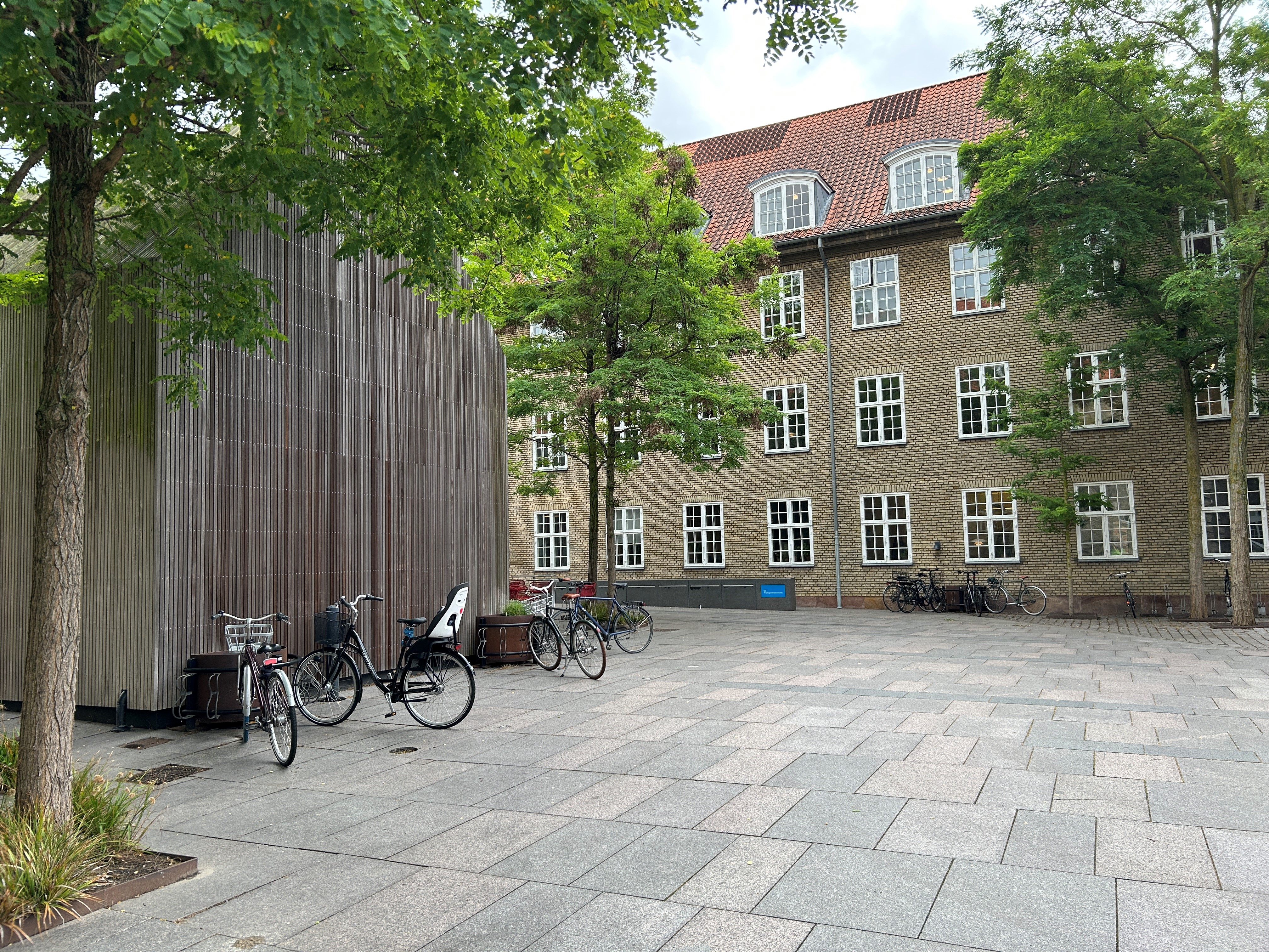 Foto af ministeriets gård med ministeriets mødecenter og hovedbygning