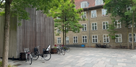 Foto af ministeriets gård med ministeriets mødecenter og hovedbygning