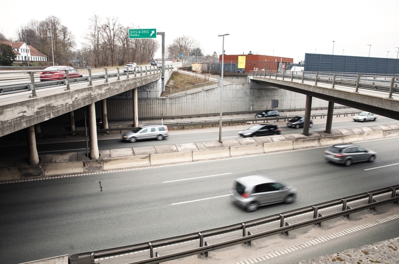 Tæt trafik af personbiler på Motorring 3, der krydses af et par vejbroer. Trafikken ses ovenfra
