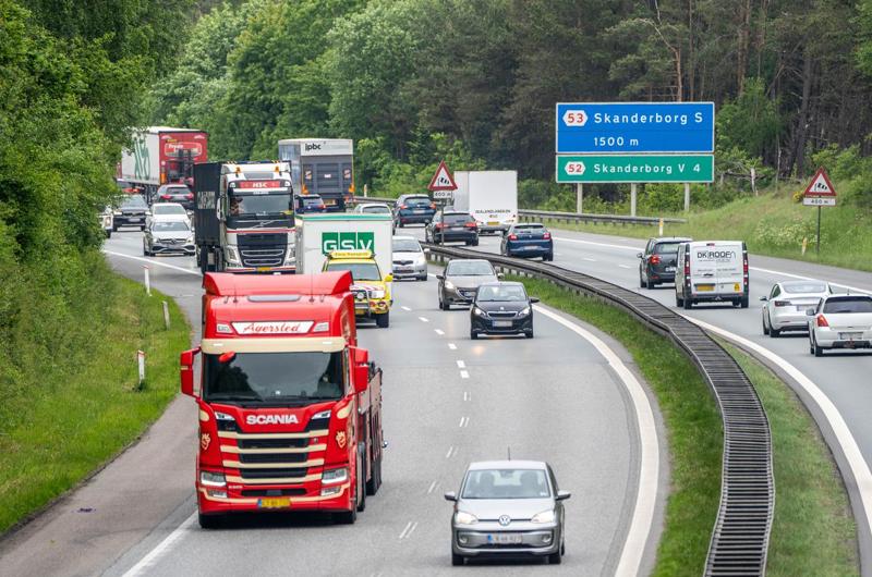 Tæt trafik med mange lastbiler på motorvejen ved Skanderborg