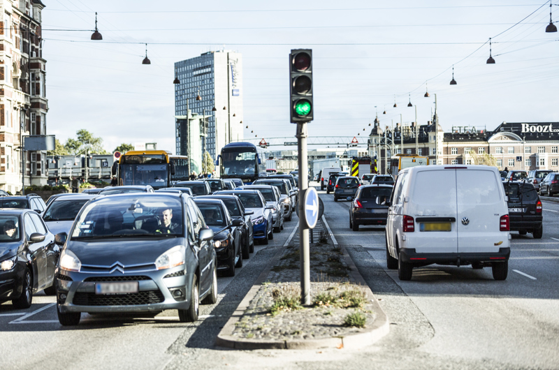 Myldretidstrafik på Langebro i København med biler og flere busser, der holder i kø.