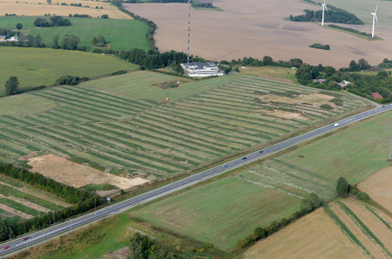 Genrefoto taget med drone af en landevej i Jylland, der løber med marker på begge sider