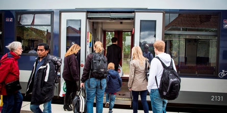 Passagerer er ved at stige ind og ud af et tog