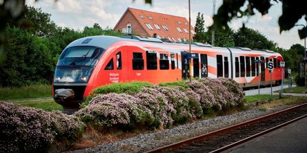 Desiro-tog, der holder ved en station