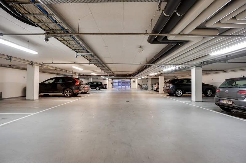 Foto fra et parkeringshus med biler parkeret